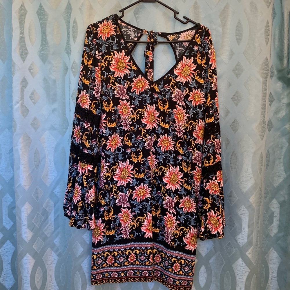 Xhilaration large women’s V-neck tie in back, pull over bell sleeves,